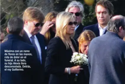  ??  ?? Máxima con un ramo de flores en las manos, rota de dolor en el funeral. A su lado, su hija Alexia llora desconsola­da. Detrás, el rey Guillermo.