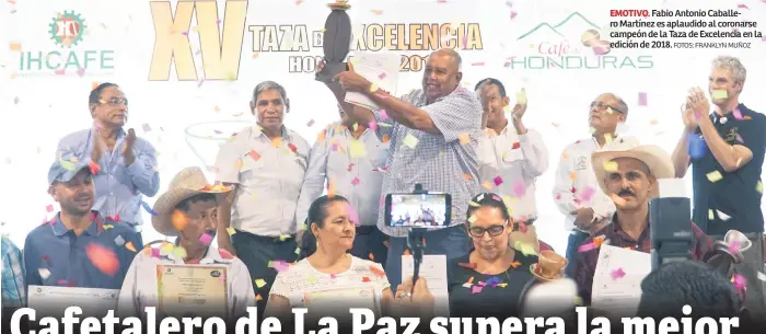  ?? FOTOS: FRANKLYN MUÑOZ ?? EMOTIVO. Fabio Antonio Caballero Martínez es aplaudido al coronarse campeón de la Taza de Excelencia en la edición de 2018.