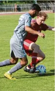  ?? Foto: Hieronymus Schneider ?? Unentschie­den endete das Hinspiel zwischen Türkgücü Königsbrun­n und Mering. Links Serhat Fidan, rechts der Meringer Michael Fuchs.