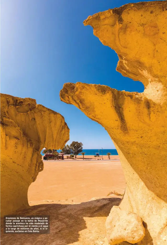  ??  ?? Erosiones de Bolnuevo, un mágico y peculiar paisaje en la bahía de Mazarrón donde la arenisca ha sido modelada de forma caprichosa por el viento y el agua a lo largo de millones de años. A la izquierda, surfistas en Cala Bahía.