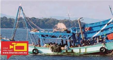  ?? [FOTO KANDAU SIDI/BH] ?? Dua bot nelayan asing yang ditahan APMM ketika Ops Permai di perairan Sarawak.