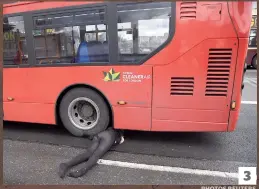  ??  ?? 3. Cette femme blessée s’est retrouvée dans une fâcheuse position dans la foulée de l’attentat.