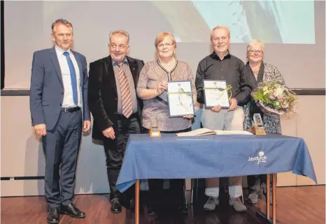  ?? FOTOS: MICHAEL WEINMANN ?? OB Hans-Jörg Henle hat die Bürgerprei­se 2018 an Beate Stör (Mitte) und Adolf Menig (Zweiter von rechts) überreicht.