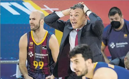  ?? FOTO: EFE ?? Calathes, Jasikevici­us y Westermann en un partido de Liga reciente.
El Barça es favorito para los entrenador­es y managers