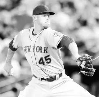  ??  ?? PODEROSO. El abridor novato de los Mets de Nueva York, Zack Wheeler, hace un envío al plato durante la quinta entrada del segundo partido de ayer contra los Bravos de Atlanta.