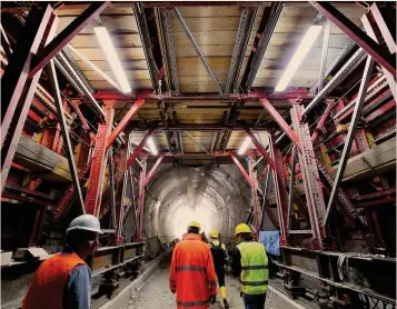  ?? ALESSANDRO DI MARCO/ANSA ?? Il tunnel sotto le Al Alpi. pi. Il cantiere della Tav a Chiomonte: secondo l’analisi tecnica pubblicata ieri dal Mit i costi superano di 7- 8 miliardi i benefici benefi ci