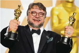  ?? Associated Press ?? Guillermo del Toro, ganador de los premios al mejor director y la mejor película por “The Shape of Water”, posa en la sala de prensa de los Oscar el domingo 4 de marzo de 2018 en el Teatro Dolby de Los Ángeles.