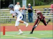  ?? TANIA BARRICKLO — DAILY FREEMAN ?? Pine Bush’s Anthony Potts, left, is pushed out of bounds near the end zone by Kingston’s Darius Gray during Bushmen victory over Tigers on Saturday.