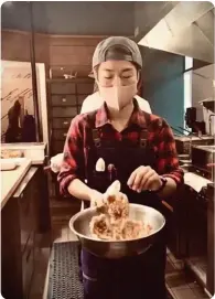  ?? JINBAR ?? LEFT: A live music venue in Calgary isn’t where one would expect to find traditiona­l Mexican-style tacos, but the Taco Shop in Mikey’s on 12th serves extraordin­ary Mexican food. Alli Said BELOW: Top Chef Canada star Chef Jinhee Lee prepares chicken at her new restaurant.