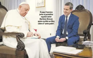  ?? ?? El papa Francisco junto al periodista español Javier Martínez-Broscal, quien escribió un libro sobre el “santo padre”.