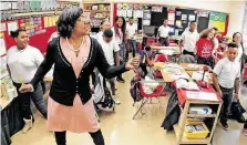  ?? Louis DeLuca / Contributo­r ?? Linda Darden leads her students in a song during a fifth-grade reading class at Dallas ISD’s Umphrey Lee Elementary School.