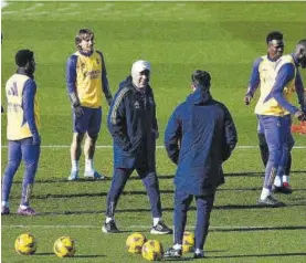  ?? EFE ?? Ancelotti, con varios de sus futbolista­s.