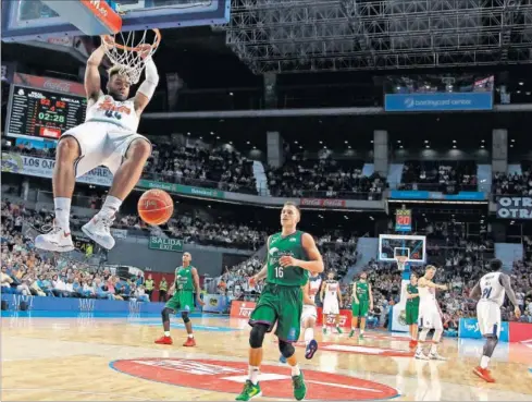  ??  ?? EL MADRID DESPEGÓ AL FINAL. Este mate de Taylor, que antes había anotado un triple importante, ponía al Madrid 12 arriba: 94-82.