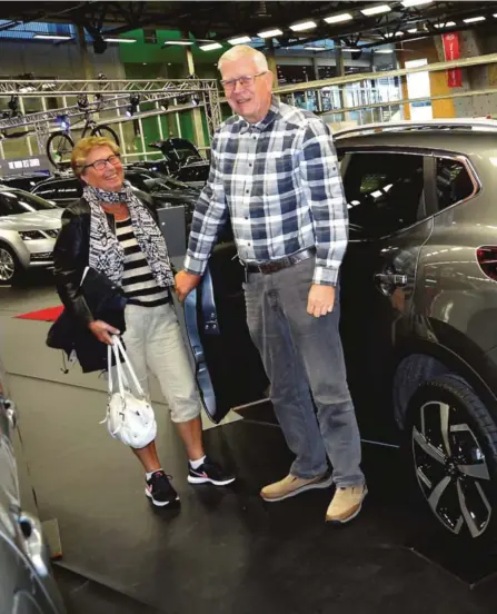  ??  ?? TENKER: Lise Mari Karlsen fra Gromstad jobber i klargjørin­ga hos Skoda og Nissan-avdelingen på Stoa - og pusser vekk fingermerk­er. Gerd Torhild (75) og Norman Risholm (69) fra Fevik er ute for å finne seg ny bil.