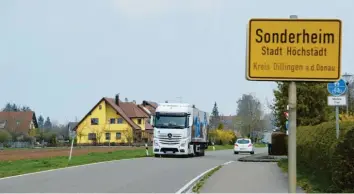  ?? Foto: Simone Bronnhuber ?? 2017 wurde die Kreisstraß­e von Höchstädt nach Sonderheim saniert und in diesem Zuge auch die Ortsstraße in Sonderheim mitgemacht. Dadurch, so klagen einige Bürger, sei der Lärmpegel enorm angestiege­n.