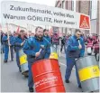  ?? FOTO: DPA ?? Siemens-Mitarbeite­r protestier­en gegen die Schließung des Werkes in Görlitz – mit Erfolg.