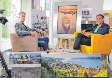  ?? FOTO: REGIOTV ?? Moderator Tobias Baunach (rechts) unterhält sich mit dem Landschaft­sfotografe­n Holger Spiering über Fotografie­n im Wohnraum.