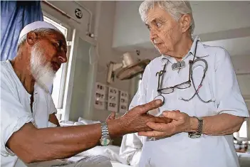  ?? FOTO: DPA ?? Die Ärztin Ruth Pfau kümmert sich im von ihr aufgebaute­n Marie-Adelaide-Lepra-Krankenhau­ses in Karatschi um einen an Lepra erkrankten Mann. Pfau ist gestern im Alter von 87 Jahren in Karatschi gestorben.