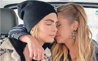  ??  ?? Cara delevingne y Ashley Benson