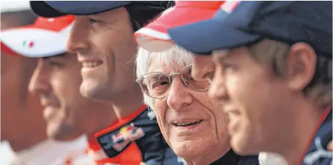  ?? FOTO: CRASH MEDIA GROUP/IMAGO IMAGES ?? Mittendrin: Ex-Formel-1-Chef Bernie Ecclestone (2. von re.), hier mit Sebastian Vettel (re.), Mark Webber und Fernando Alonso (li.).
