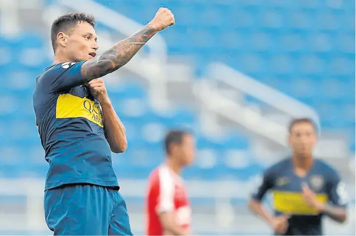  ?? PRENSA BOCA ?? Estreno prometedor. A Mauro le alcanzaron 15 minutos para convertir por primera vez con su nueva camiseta: derechazo bajo, fuerte y contra un palo desde fuera del área.