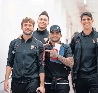  ??  ?? Banega señala a su compatriot­a Mudo Vázquez, con Ocampos y Bono al salir ayer destino a Madrid.