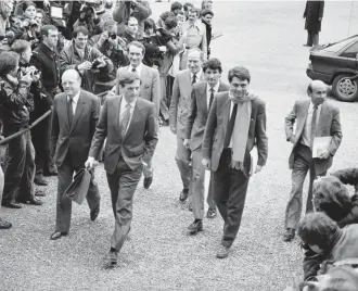  ??  ?? Cohabitati­on.
Le 22 mars 1986, Claude Malhuret entre dans le gouverneme­nt Chirac, avec les libéraux de « la bande à Léo ». Il devient secrétaire d’État aux Droits de l’homme, une idée d’Alain Madelin (à sa droite).