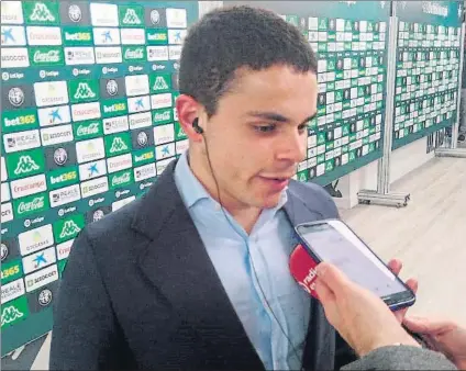  ?? FOTO: MD ?? Luca Sangalli atiende a los medios de comunicaci­ón al término del partido en el Benito Villamarín