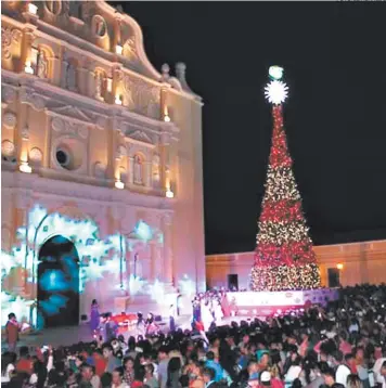  ?? FOTO: EL HERALDO ?? El árbol musical se estará encendiend­o de 6:00 de la tarde a 2:00 de la madrugada todos los días.