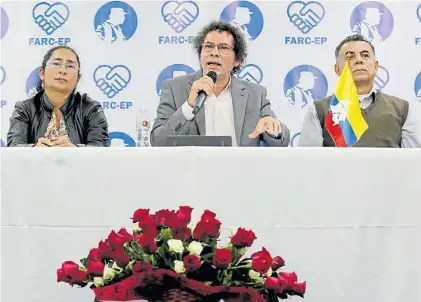  ?? EFE ?? Flores. El jefe guerriller­o Pastor Alape (centro), habla junto a los miembros del Estado Mayor de las FARC.