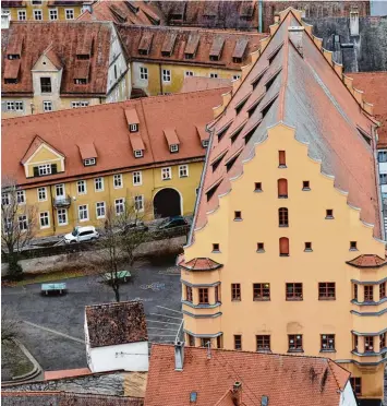  ?? Foto: Szilvia Izsó ?? Der derzeitige Blick vom Daniel auf das Hallgebäud­e am Weinmarkt: Links im Hof soll ein moderner Quader errichtet werden. Be zirksheima­tpfleger Dr. Peter Fassl kritisiert dieses Projekt.