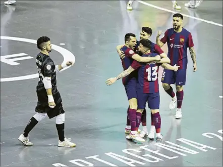  ?? FOTO: RFEF ?? A los brazos del mago Los jugadores del Barça felicitaro­n a Catela por el gol que daba la clasificac­ión para las semifinale­s de Copa