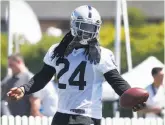  ?? Paul Chinn / The Chronicle ?? Running back Marshawn Lynch participat­es in his first official practice in training camp.