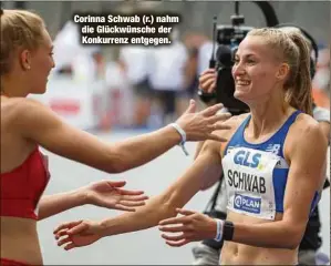  ?? ?? Corinna Schwab (r.) nahm die Glückwünsc­he der Konkurrenz entgegen.