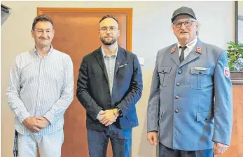  ?? FOTO: LASZLO MIHAI ?? Beim Besuch in Schweidnit­z: (v. l.) Grzegorz Szwegler, Vize-Stadtpräsi­dent Szymon Chojnowski und Alfred Billwiller von den Biberacher Maltesern.