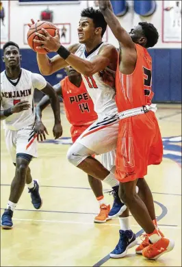  ?? RICHARD GRAULICH / THE PALM BEACH POST ?? Benjamin’s Jordan Travis (center) drives to the basket against Sunrise-Piper defender Devin Scott (right) as Kaiir Elam (left) of the Buccaneers trails the play Thursday afternoon at the Forest Hill Classic.