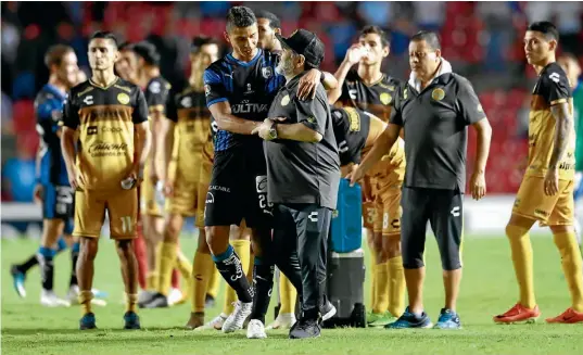  ??  ?? CONSUELO. Erbin Trejo saluda a Diego Armando Maradona al término del encuentro que provocó la eliminació­n de Dorados ante Gallos Blancos de Querétaro.