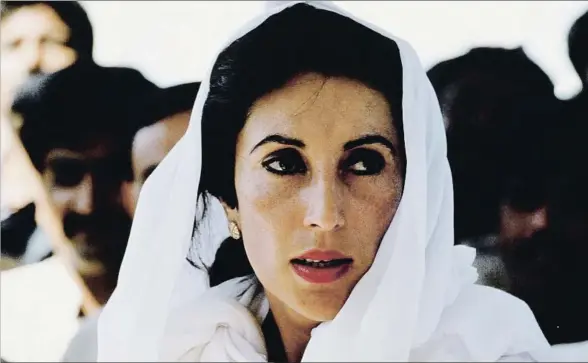  ?? ROBERT NICKELSBER­G / GETTY ?? Benazir Bhutto se convirtió a los treinta y cinco años en primera ministra de Pakistán