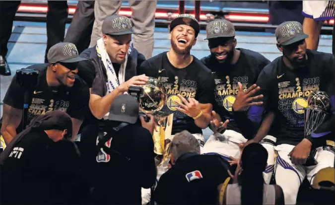  ??  ?? HISTÓRICO. Andre Iguodala, Klay Thompson, Stephen Curry, Draymond Green y Kevin Durant, con el trofeo Larry O’Brien que les acredita como campeones de la NBA.