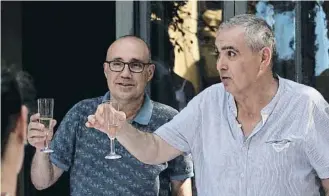  ??  ?? LOS AMIGOS Eduard y César son ahora casi de la misma familia; aquí, en un brindis con otros pacientes
y sanitarios