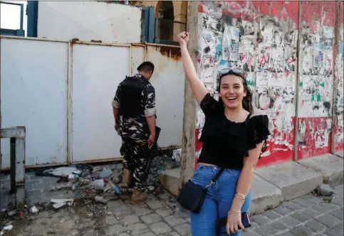  ?? ?? Sali Hafiz, der stod bag det meget omtalte bankrøveri, ses her på et billede fra maj, da hun deltog i en demonstrat­ion i det centrale Beirut.
Foto: Anwar Amro/AFP