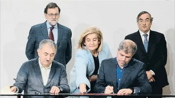  ??  ?? EMILIA GUTIÉRREZ
Firma en la Moncloa. El presidente del Gobierno, Mariano Rajoy, junto a la ministra de Empleo, Fátima Báñez, en la firma del pacto sobre el SMI con los dirigentes de la CEOE, Juan Rosell, y de los sindicatos UGT y CC.OO., Pepe Álvarez...