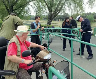  ??  ?? I vigili urbani ci hanno messo qualcosa come tre ore per liberare un disabile che era rimasto incastrato nella passerella