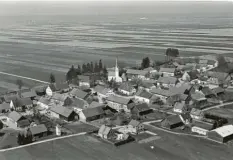  ?? Foto: Gemeinde ?? Das Luftbild von Kleinaitin­gen aus dem Jahr 1959 zeigt rechts das Lagerhaus und die Freibank. Beides existiert nicht mehr.