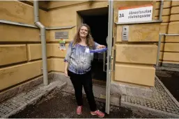  ??  ?? Veronica Hertzberg utanför ingången till vallokalen i Norsen. Under förmiddage­n var läget relativt lugnt, men hon väntar sig fler väljare senare mot kvällen.