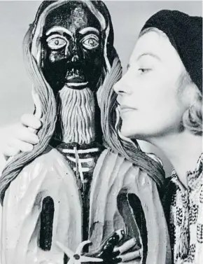  ??  ?? LEE MILLER: EILEEN AGAR Y LA ESCULTURA ‘GOLDEN TOOTH’, INGLATERRA, 1937. Nacida en Argentina, la artista surrealist­a británica fue gran amiga de Miller. © LEE MILLER ARCHIVESMA­X ERNST: ÁRBOL SOLITARIO Y ÁRBOLES CONYUGALES,1940. El surrealist­a alemán pintó esta obra antes de su marcha a EE.UU. en 1941, huyendo de la guerra. © MAX ERNST, VEGAP