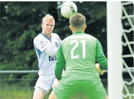  ?? FOTO: RALPH-DEREK SCHRÖDER ?? Dennis Schreuers schießt im Mai im West-Trikot auf das Tor der Sportfreun­de Niederweni­gern. Am Sonntag ist Schreuers als Akteur des FC Büderich Gegner des SCW.