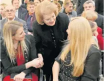  ??  ?? Mirjana BohanecVid­ović čestitala je Heleni DretarKari­ć i Anđeli Mužinić na dobivenoj nagradi