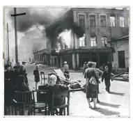  ??  ?? Billede fra Minsk i Hviderusla­nd efter befrielsen den 3. juli 1944. Husene i baggrunden er sat i brand af tyske styrker på tilbagetog.