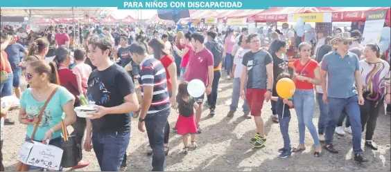  ??  ?? Una multitudin­aria concurrenc­ia colmó el Puerto de Asunción para apoyar a Teletón y celebrar los 35 años de la tradiciona­l y solidaria Comilona.
